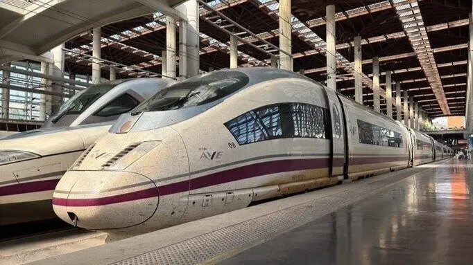 Varios trenes de AVE (Fotograf&iacute;a/RENFE).