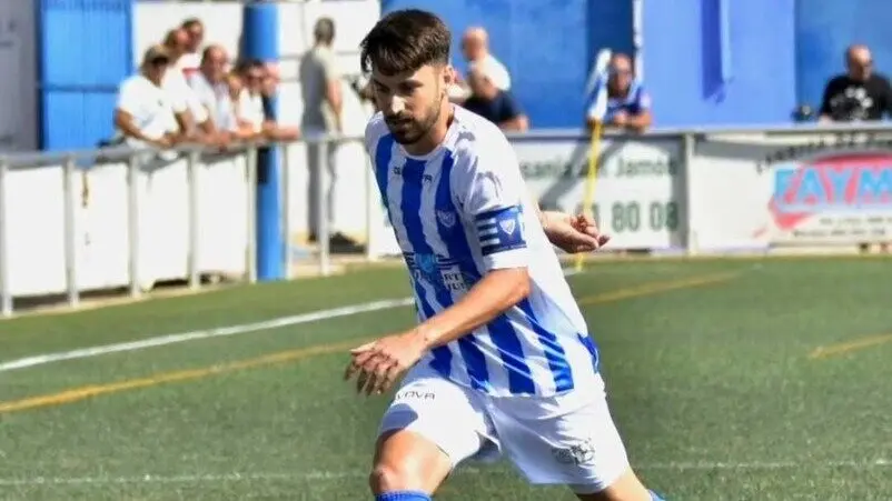 Sergio Chama, capit&aacute;n del Bollullos CF,  conduce el bal&oacute;n en un partido de esta temporada. Fuente: Instagram del Bollullos CF