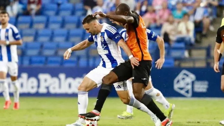 Imagen del partido de ida entre el Recre y el CF Fuenlabrada, que se ver&aacute;n las caras en la &uacute;ltima fecha. Fuente: Alberto D&iacute;az