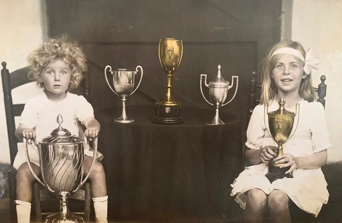 Fotograf&iacute;a tomada en su casa de Riotinto, la actual Old Engand House. Poppy, a la izquierda, sujeta la Copa del Rey de Huelva ganada por su padre en el a&ntilde;o 1921. A la derecha su hermana Hester. Imagen facilitada por la familia
