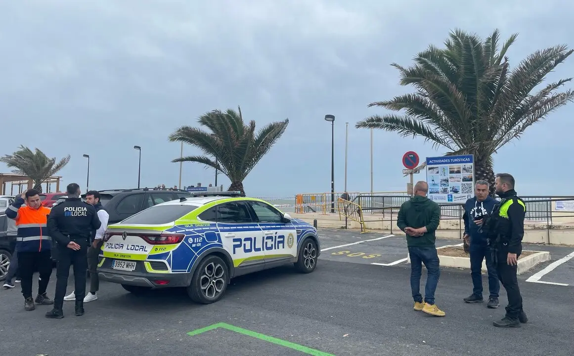 El alcalde de Isla con efectivos de la Polic&iacute;a Local en el paseo