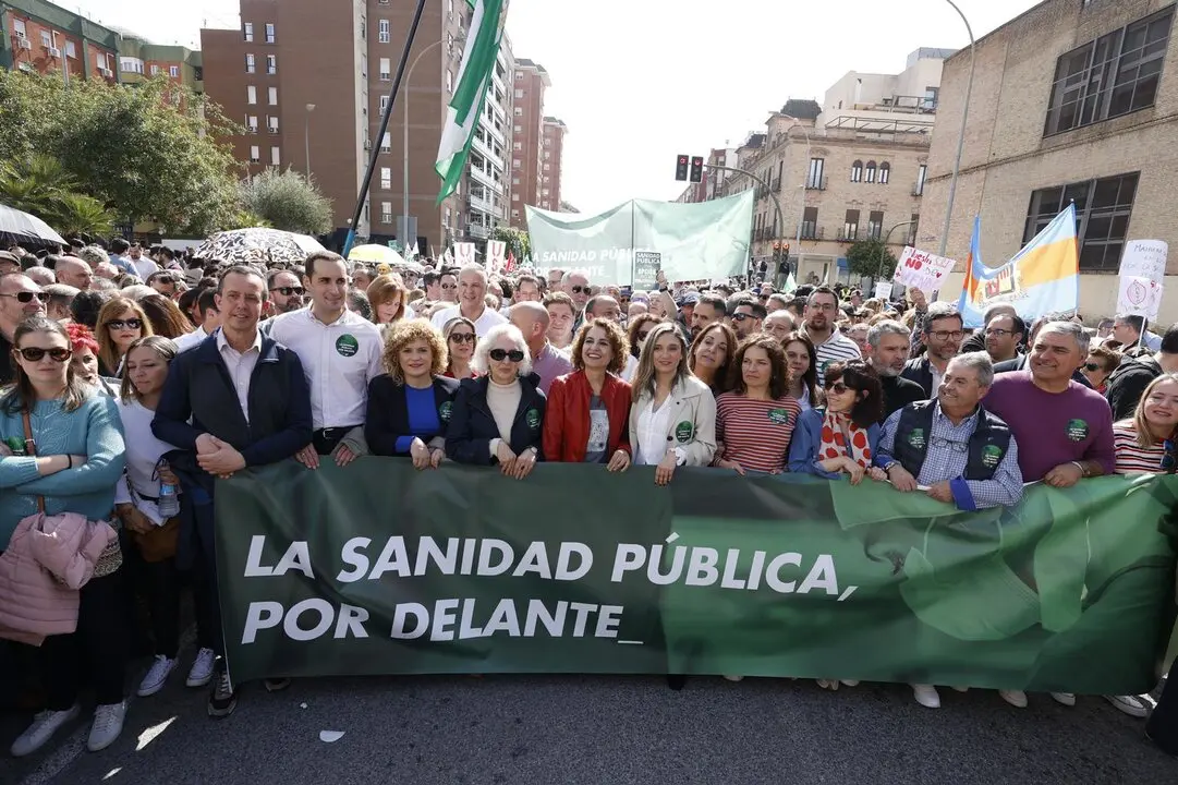 Montero y otros dirigentes del PSOE en la manifestaci&oacute;n