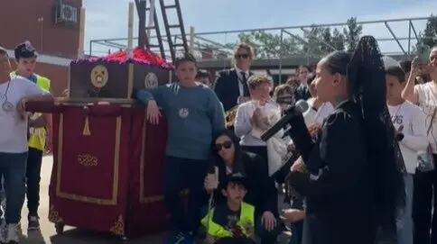 Ni&ntilde;a cantando una saeta en el colegio. Fuente: Tiktok de @rocioherrero14