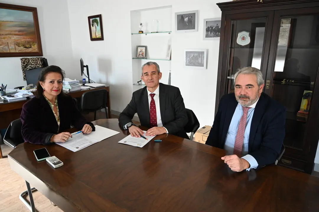 Reuni&oacute;n del Ayuntamiento de Hinojos con Caja Rural