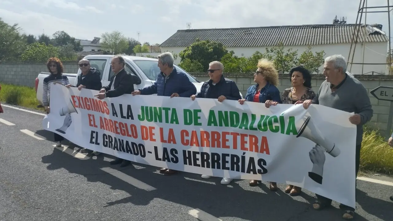 Manifestaci&oacute;n en demanda de mejoras en la carretera