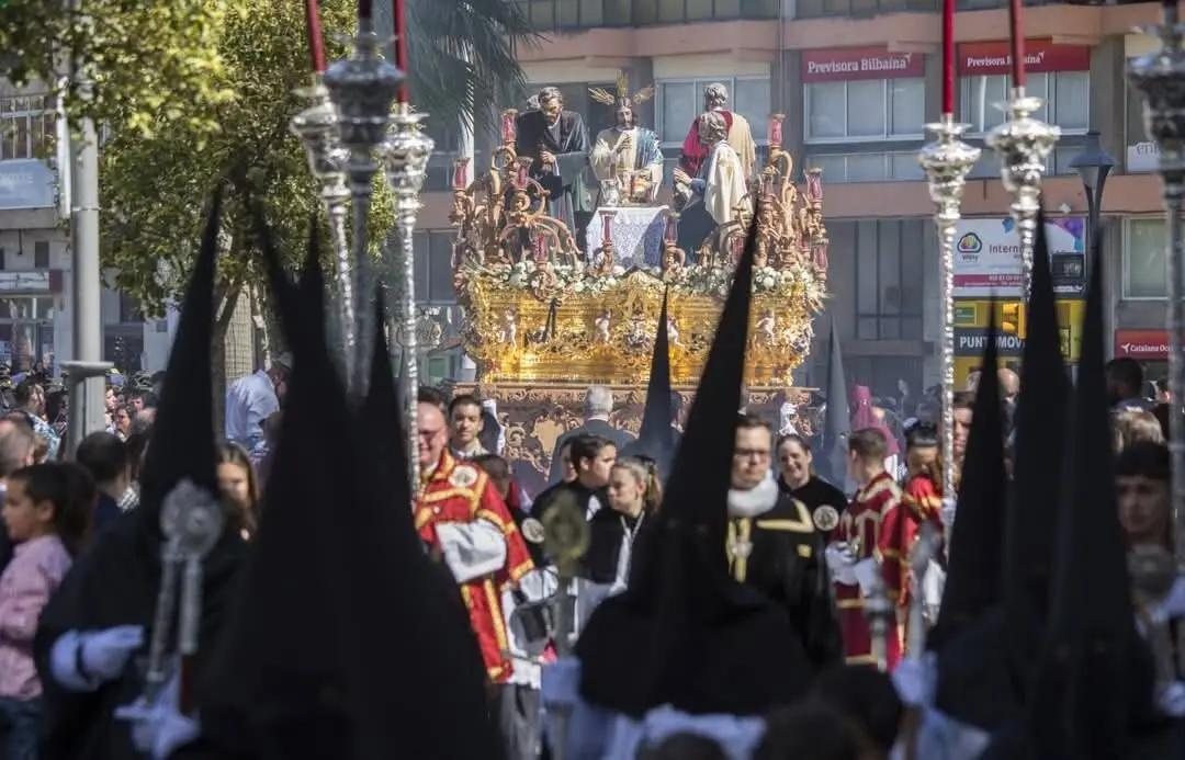 La Sagrada Cena procesiona en el Domingo de Ramos de 2023.
