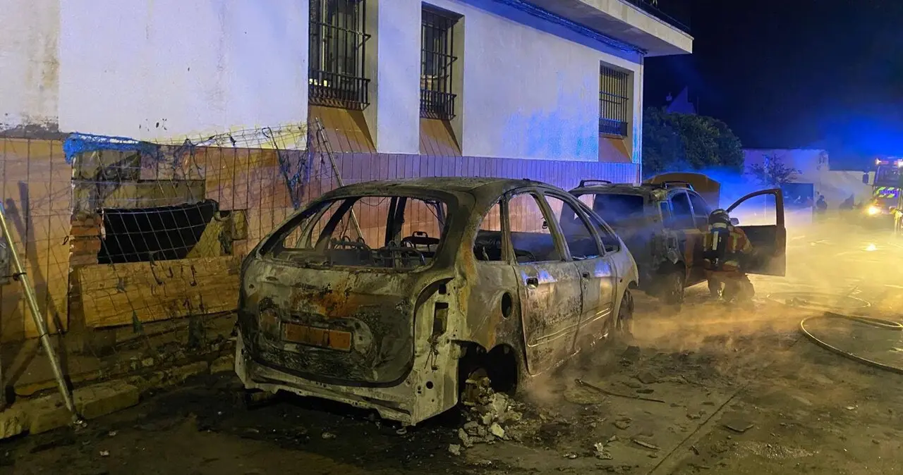 Incendio de veh&iacute;culos en Beas
