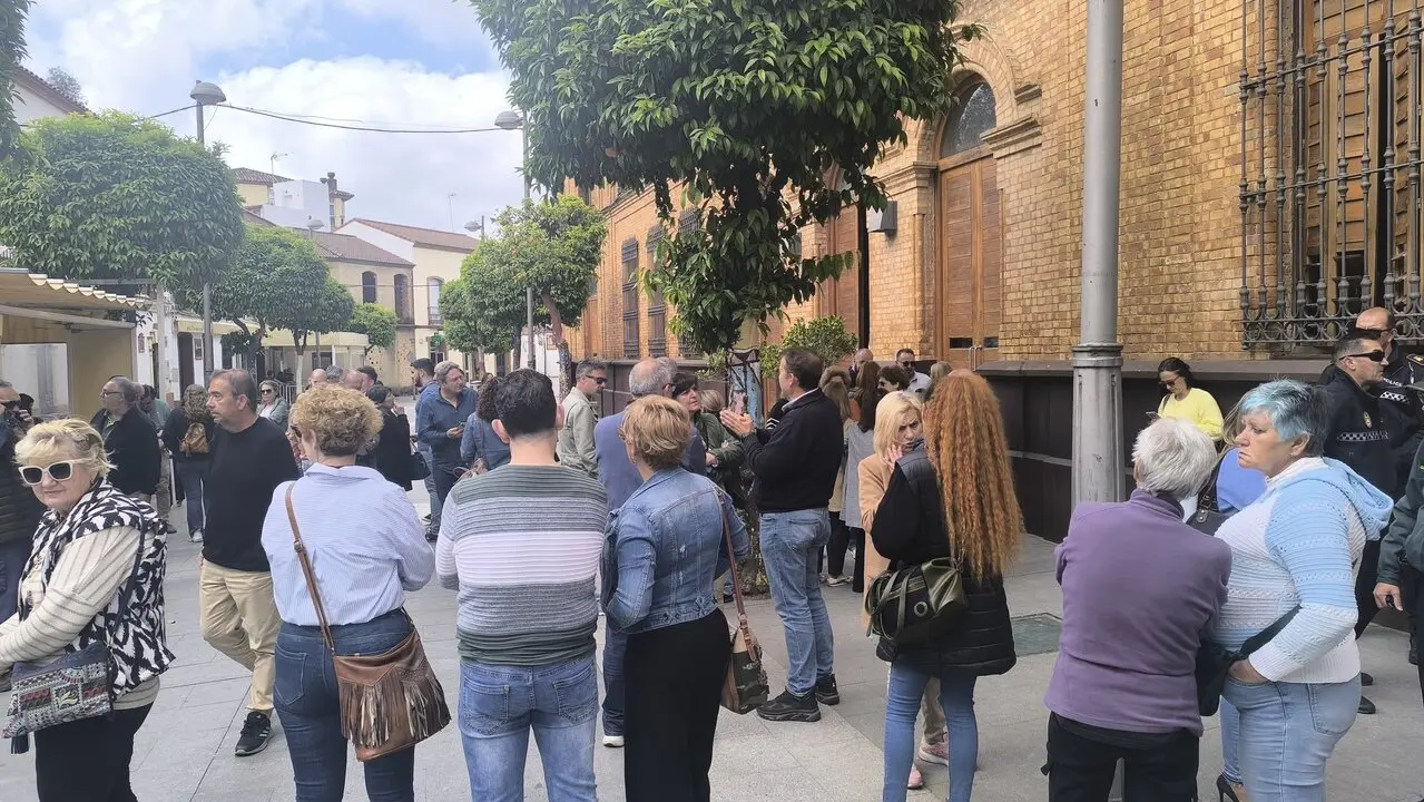 Trabajadores municipales ante el Ayuntamiento de Nerva