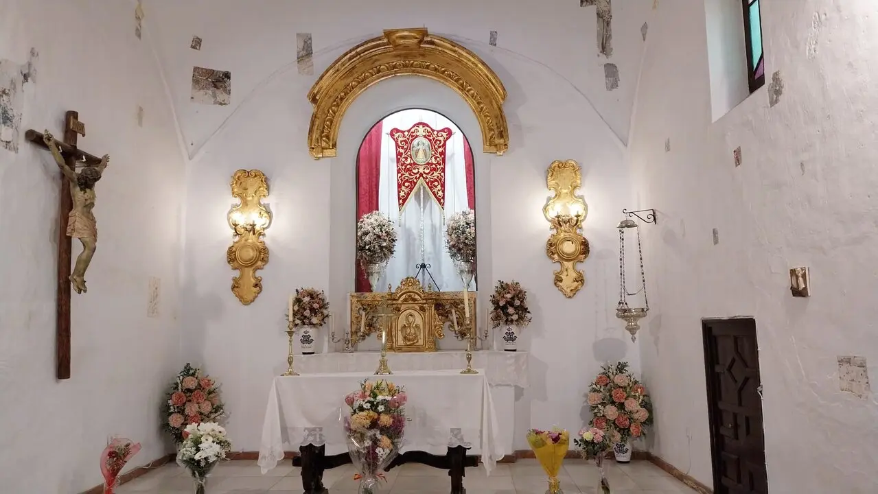 Ermita de la Virgen de la Coronada con un estandarte