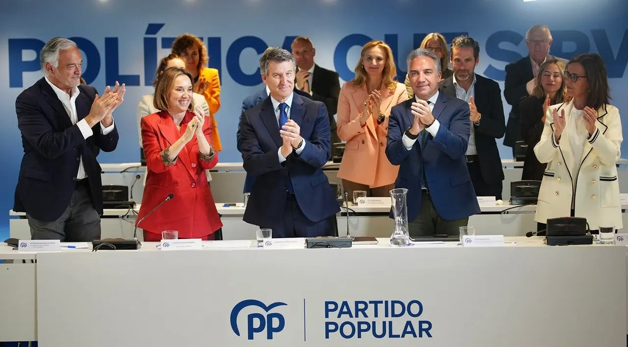 Aplausos tras la reuni&oacute;n del PP nacional