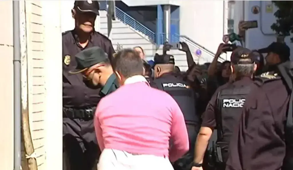 El detenido tras el atropello masivo rodeado de polic&iacute;as