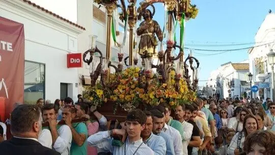 Traslado-procesi&oacute;n San Isidro Labrador en Cartaya. Fuente: Hermandad de San Isidro de Cartaya