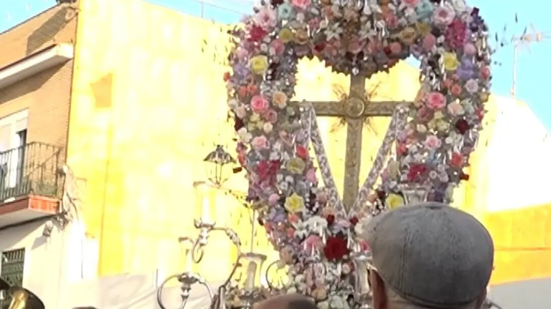 Macrosad con la Cruz de Romero de Bonares. Fuente: Condavisi&oacute;n