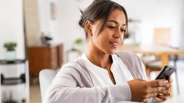 Mujeres y j&oacute;venes dominan el mercado de seguros de salud online. Imagen de archivo