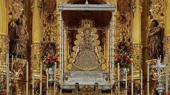 La Virgen del Roc&iacute;o entronizada en su paso. Fuente: Hermandad Matriz de Almonte