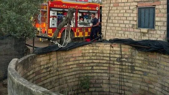 Rescate de un perro en un pozo de Almonte. Fuente: Sab Bomberos Huelva Provincia