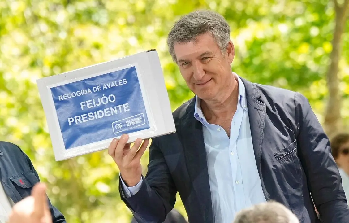 Feij&oacute;o muestra un cartel de recogida de avales