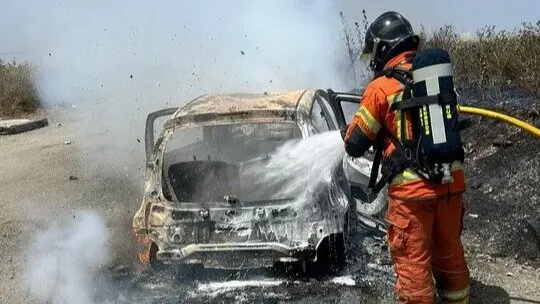 Incendio veh&iacute;culo en San Juan del Puerto. Fuente: Sab Bomberos Huelva Provincia
