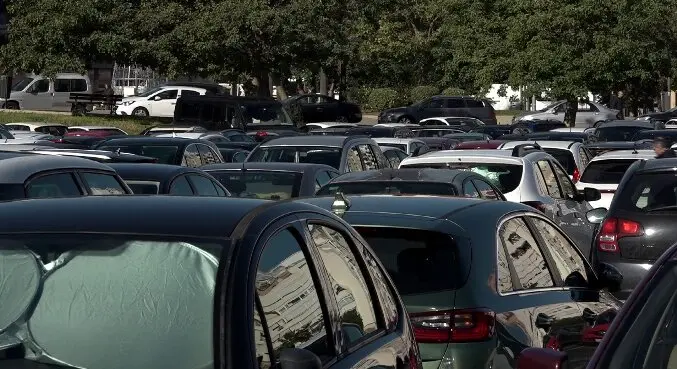 Varios coches aparcados en una zona de Huelva capital (Imagen/Teleonuba).