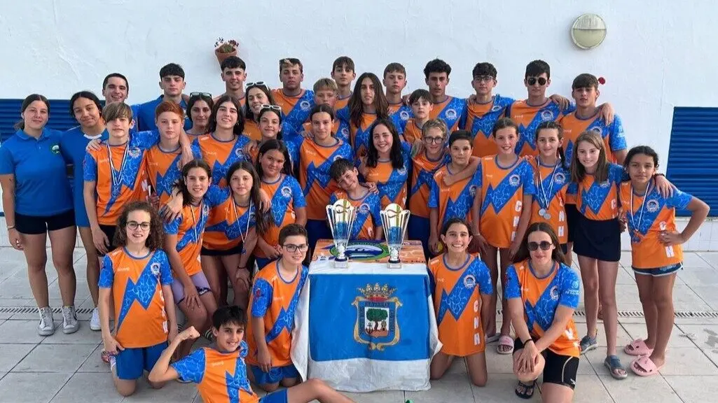 Club Nataci&oacute;n Huelva con los trofeos
