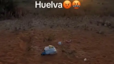 Basura en la playa del Cruce. Fuente: Tiktok de Albertosanchh