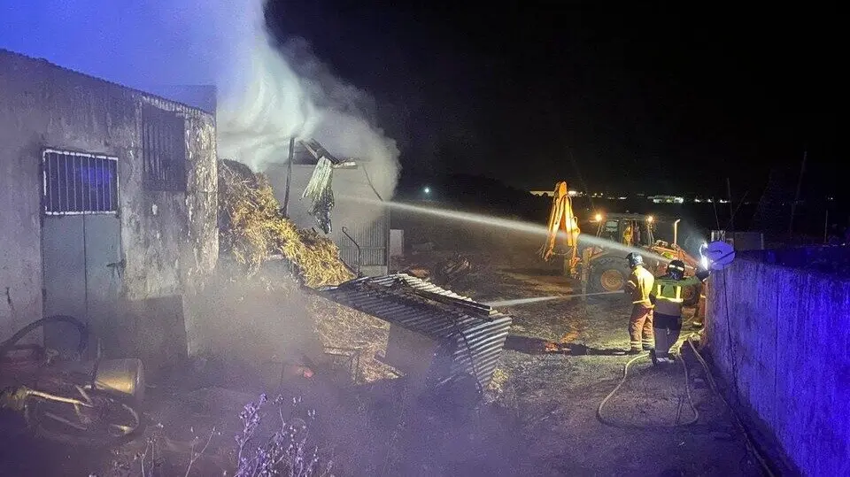 Incendio en una nave industrial en La Redondela. Fuente: Sab Bomberos Huelva Provincia