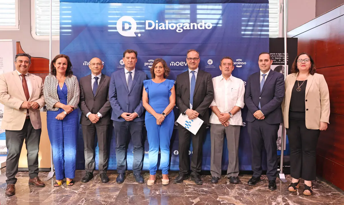La consejera Catalina Garc&iacute;a Carrasco junto a los representantes de Moeve y otros responsables pol&iacute;ticos.