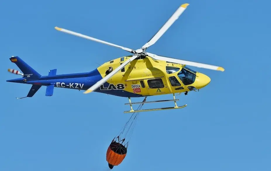 Helic&oacute;ptero del Infoca en plena intervenci&oacute;n