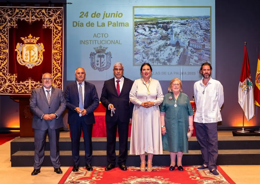 La alcaldesa con los galardonados
