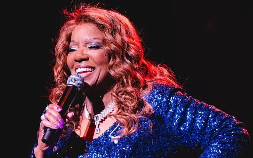 Gloria Gaynor en pleno concierto