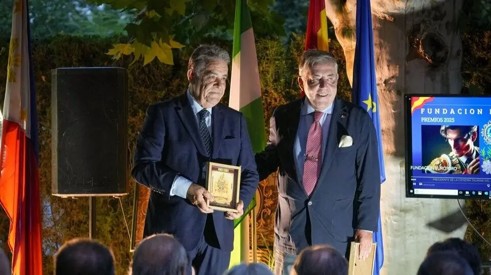 Francisco Bella recogiendo el premio. Fuente: Ayto. Almonte