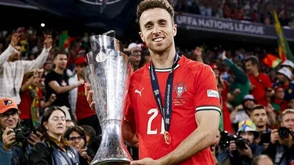 Diogo Jota junto al t&iacute;tulo de la Nations League ganado contra Espa&ntilde;a. Fuente: X Diogo