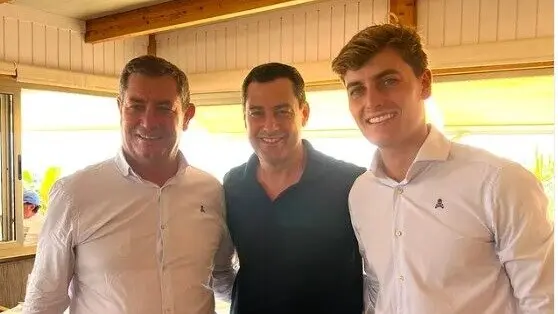 Juanma Moreno en el Chiringuito La Tortuga, La Antilla. Fuente: Instagram Chiringuito La Tortuga