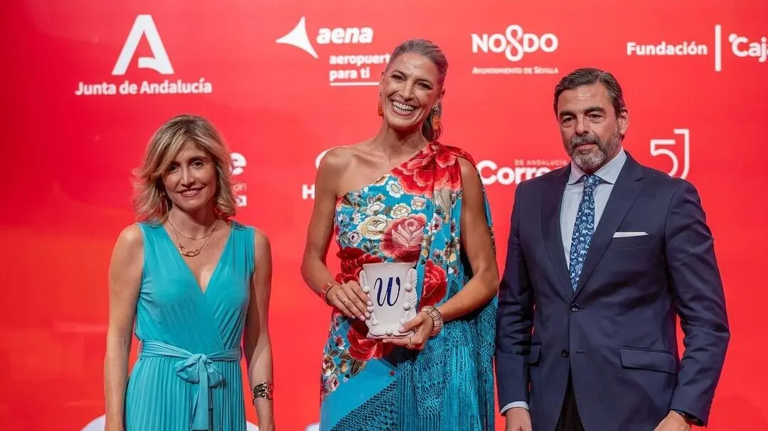 Laura S&aacute;nchez recibiendo el Premio Modelo. Fuente: Facebook Laura