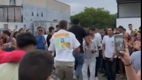 J&oacute;venes saltando la comba en Mazag&oacute;n tras acabar la fiesta. Fuente: Tiktok de Lydia Acosta