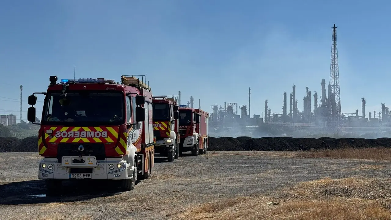 Camiones del Consorcio de Bomberos en las inmediaciones de la refiner&iacute;a
