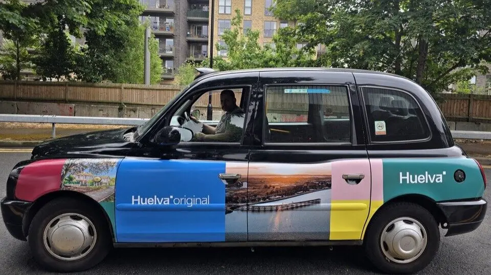 Exterior de un taxi de Londres con Huelva. Fuente: Ayto. Huelva