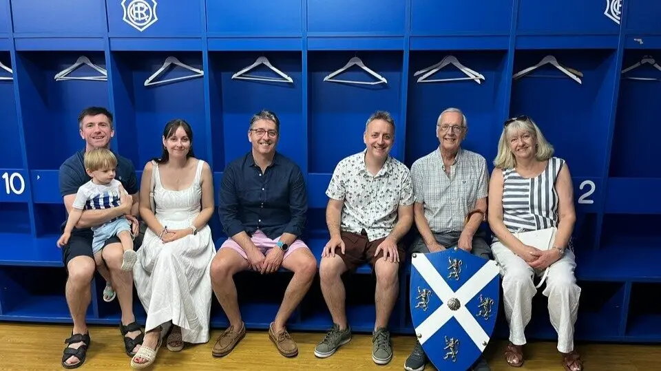 La familia de Mackay visita el Nuevo Colombino. Fuente: X de Matt Mackay