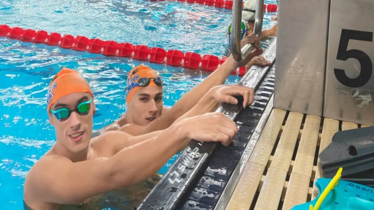 Calentamiento de Agust&iacute;n y Samuel del Club Nataci&oacute;n de Huelva- Fuente: Club Nataci&oacute;n Huelva