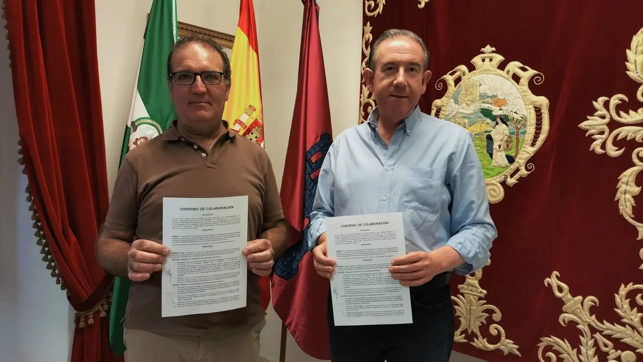 El Ayuntamiento de Aracena y la Asociaci&oacute;n de Empresarios de Aracena (AEA) han firmado un convenio de colaboraci&oacute;n. Fuente: Ayto. Aracena