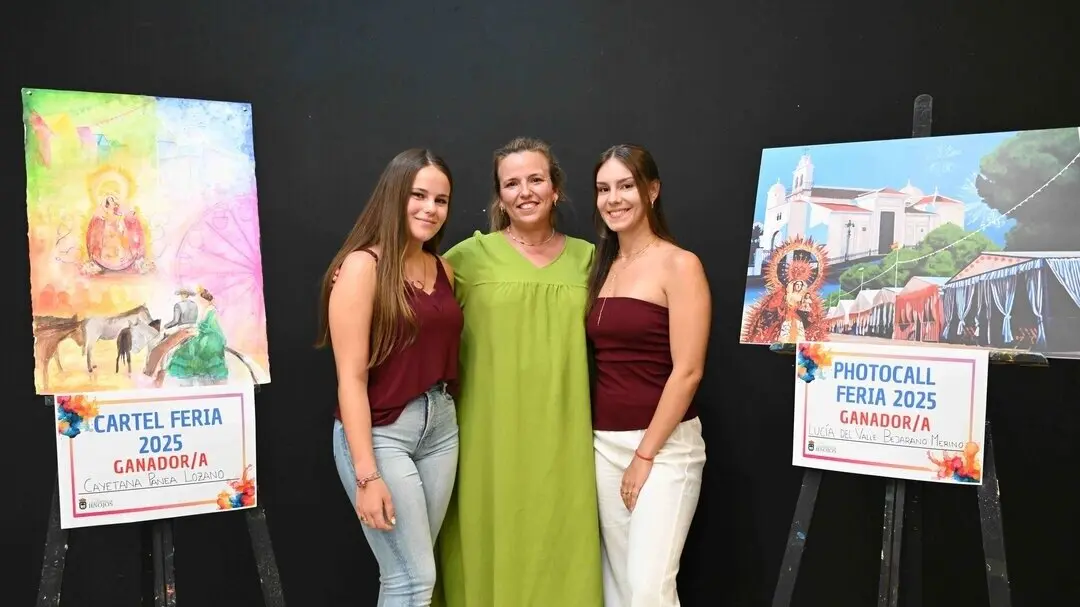 Ganadoras del cartel y el photocall de la Feria de Hinojos. Fuente: Ayto. Hinojos