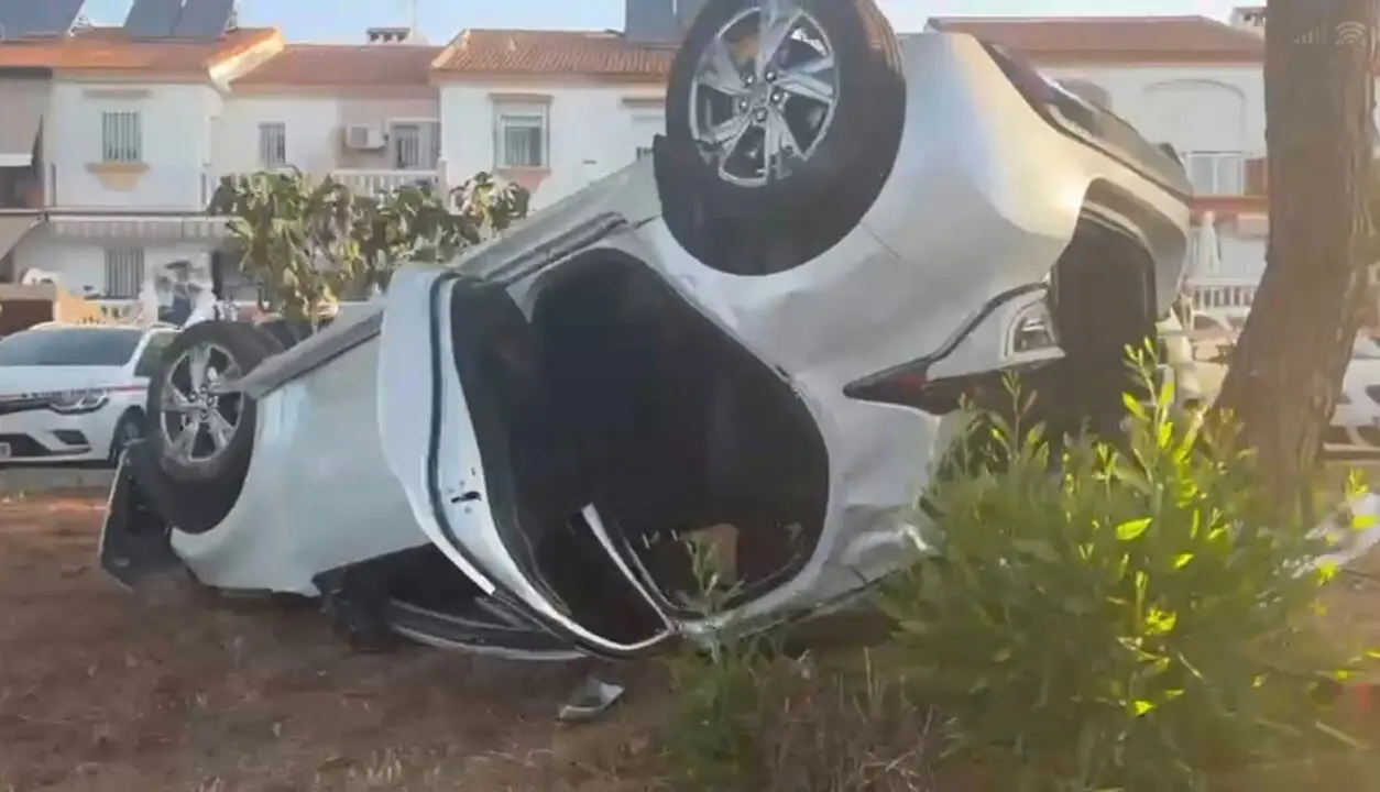 As&iacute; qued&oacute; el veh&iacute;culo tras el accidente de tr&aacute;fico en Mazag&oacute;n. Fuente: Sab Bomberos Huelva Provincia