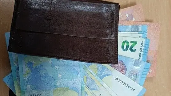 Cartera encontrada por los menores en El Roc&iacute;o. Fuente: Facebook Plataforma Polic&iacute;a Local de Almonte