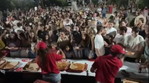 Telepizza repartiendo pizzas gratis en Santa Olalla del Cala. Fuente: Tiktok de Telepizza