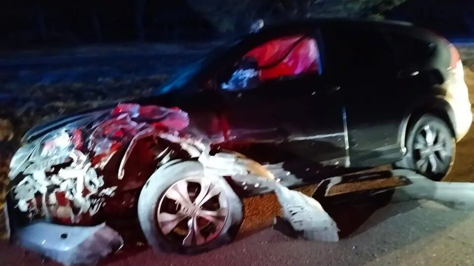As&iacute; qued&oacute; el veh&iacute;culo tras chocar con la farola. Fuente: Sab Bomberos Huelva Provincia