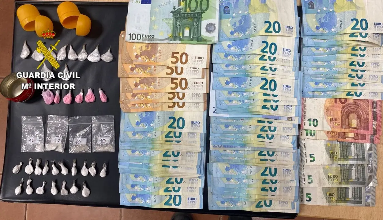 Droga y dinero de los detenidos de Ayamonte. Fuente: Guardia Civil