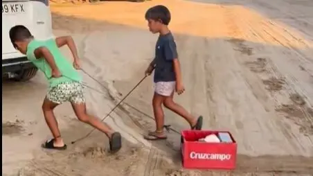 Ni&ntilde;os jugando a ser carreros en El Roc&iacute;o. Fuente: Tiktok de elenahidalgovale