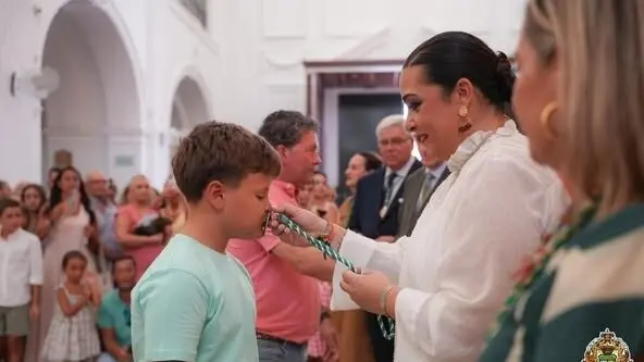 Juramemto e imposici&oacute;n de medallas para nuevos hermanos en la Hermandad del Roc&iacute;o de Almonte. Fuente: Facebook Hermandad Matriz
