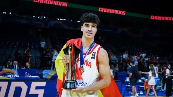 El onubense Alfonso Rodr&iacute;guez tras proclamarse campe&oacute;n de Europa con Espa&ntilde;a sub 18