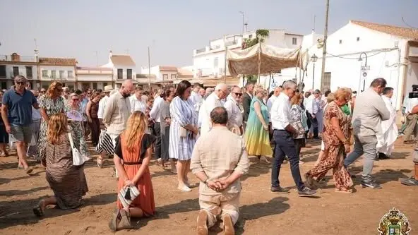Procesi&oacute;n eucar&iacute;stica por la aldea de El Roc&iacute;o. Fuente: Hermandad Matriz
